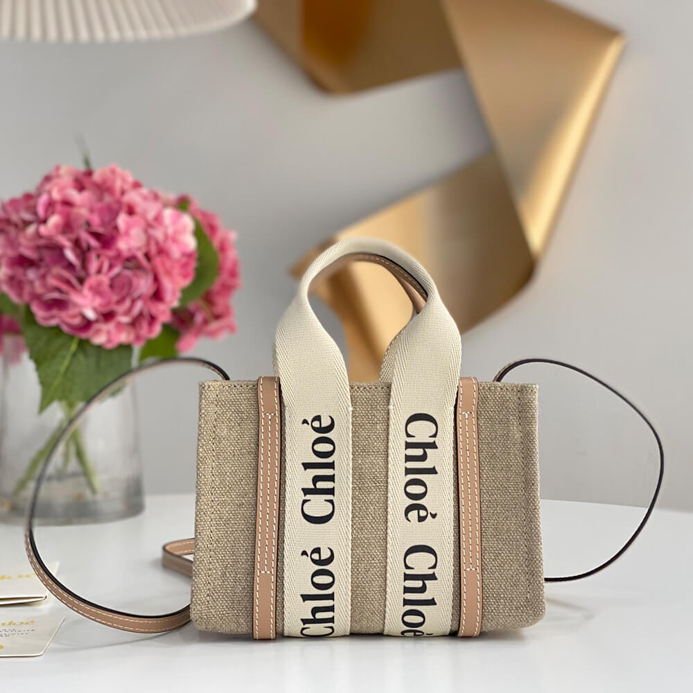Chloe   Mini Woody tote bag in linen